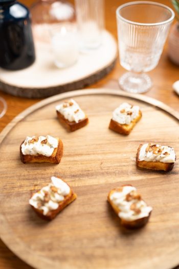 Brioche perdue salée & mousse de chèvre frais Brioche toastée, chèvre frais fouetté citron–thym, pignons torréfiés